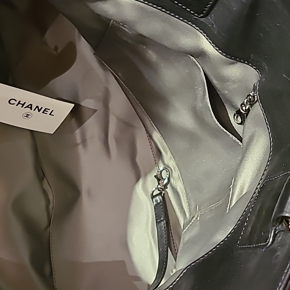 Gorgeous CHANEL handbag w/ large CC logo. Black shiny leather monili metal trim - Picture 12 of 16